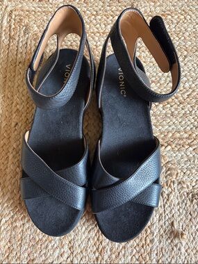 Vionic Uptown Merced Platform Sandals in Black - size 11